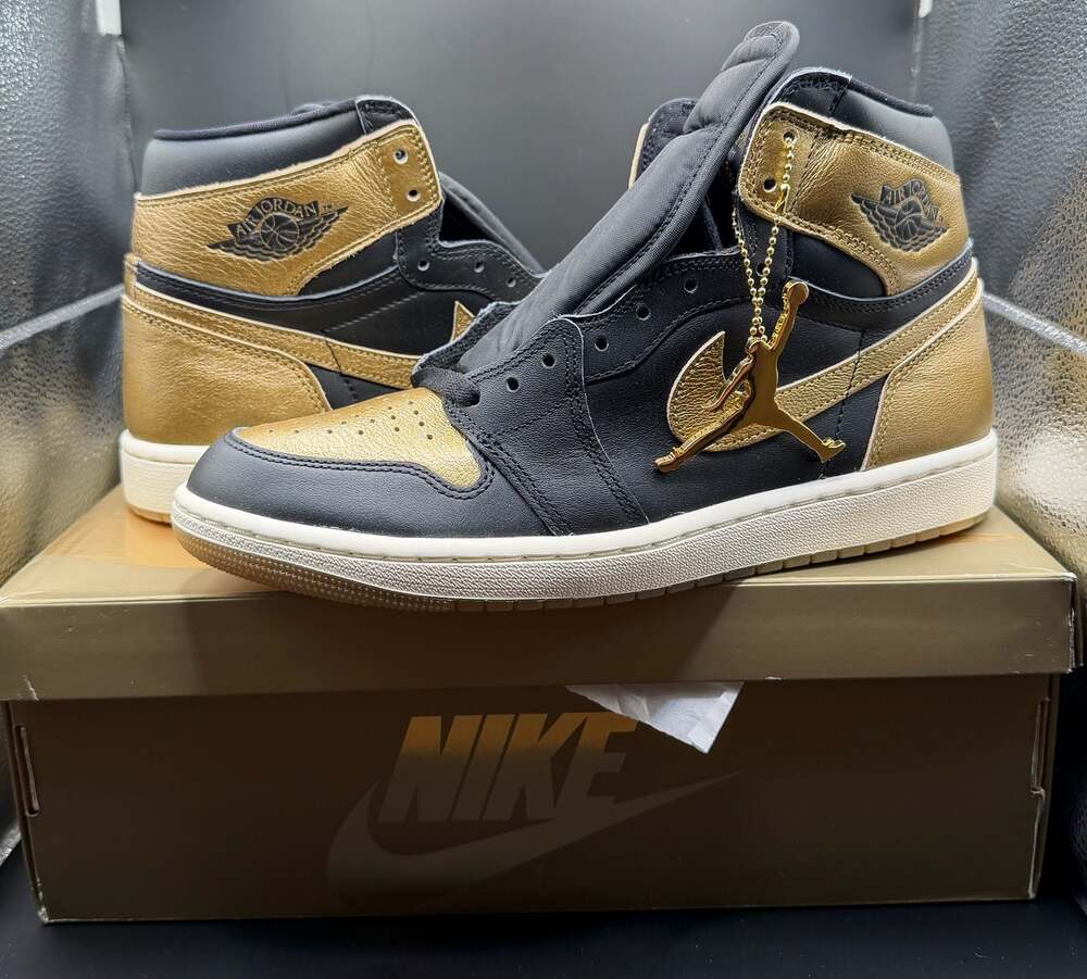 Size: 9m- Air Jordan 1 Retro High OG 'Black Metallic Gold' (DZ5485-071)